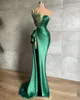 Abiti da sera a sirena verde eleganti Colletto con perline Abito da ballo per feste Pieghe Abito lungo formale con tappeto rosso diviso per occasioni speciali