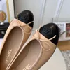 2024 Högkvalitativ designer Ballet Bow Shoes Designer Sandaler Färg som blockerar platt ensamstående skor Lyxiga tofflor Fashion Classic mångsidiga höga eleganta skor