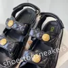 Damen-Sandalen aus Kalbsleder, hochwertige, gesteppte Sommer-Designer-Sandalen, Schuhe, Metall-Diamant-Dekoration, Schnallen-Sandalen, flache, niedrige Absätze, Knöchelriemen, Strandschuhe