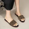 Diapositivas de diseñador Zapatillas con estampado de leopardo Sandalias deslizantes metálicas de lujo Mujeres Verano Mulas Pisos Chanclas cómodas Zapatillas Moda Playa Sandalias femeninas