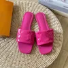 Womens Sandles Slides Sandálias Famoso Designer Mulheres Em Relevo Couro Flats Mules Chinelos Sandália Verão Sliders Flip Flops Confortáveis ​​Sandálias Planas Tamanho 35-42