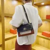 Sac à bandoulière asymétrique asymétrique avec chaîne colorée pour femmes, petit sac carré coloré à la mode, nouveau Style d'automne 2024, vente en gros d'usine 75%