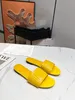 Designer Sandaler tofflor Summer Men Women Shoes Shaped Multicolor Slides Gjuten fotbädd i svart tonalt gummisula med präglad logotyp 1017