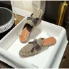 Designerskie muły kapcie skórzane sandały buty zwyczajowe łańcuch butów kobiet mokasyna skórzane pół mop konia half drag metalowa szpicia z princetown 35-40 EUR