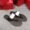 V Metal Buckle Flat Slippers Female Summer Leather Beach Designer Sandaler Slippare Designers Beach Tisters Fashion Flat Slides Flip-Flops Sandal Nice Shoes