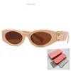 24-2miumius Solglasögon Designer Oval Frame Luxury Womens Anti-Radiation UV400 Personlighet Mens Retro Glasögon Tallrik Högklass Värde MIUI Solglasögon X0TG