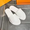 Womens Sandles Slides Sandálias Famoso Designer Mulheres Em Relevo Couro Flats Mules Chinelos Sandália Verão Sliders Flip Flops Confortáveis ​​Sandálias Planas Tamanho 35-42