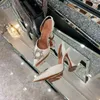 Nette schoenen AMINA MUADDI Begum Satijn Sling Pump Slingback Kristal Verfraaid Broche Puntige Neus Flare Hak Strass Stiletto's Hoge Hakken