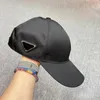 Mode heren cap luxe designer gepaste hoeden voor mannen gerecycled nylon materiaal comfortabel gorra klassieke gewone metalen driehoek baseball caps vrije tijd PJ033 e4