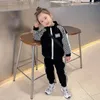 Set di abbigliamento OASHTH Ragazze Abiti primaverili e autunnali Uniforme da baseball casual Set in due pezzi Abbigliamento sportivo per bambini per bambina