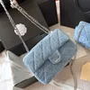 Designer kvinnors axelväska denim väska klassisk kamelia silver hårdvara metall spänne lyx handväska kärlek matelasse kedja crossbody väska påsar kortväskor 18/20 cm