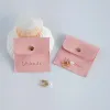 Bijoux 50 pièces Logo personnalisé sac à bijoux en microfibre bouton pression pochette en velours en daim pour bagues boucles d'oreilles collier boîte d'organisateur de cadeau de mariage