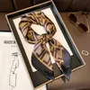 女性のための新しいデザイナーシルクスカーフ70-70cmフラワーレディー装飾的なスクエアシルクスカーフクラシックレタープリントヘッドバンドヘッドスカーフ