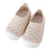 Eerste wandelaars Mesh Hole Baby's Wandelschoenen Zachte natte absorberende sandalen voor huis