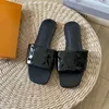 Womens Sandles Slides Sandálias Famoso Designer Mulheres Em Relevo Couro Flats Mules Chinelos Sandália Verão Sliders Flip Flops Confortáveis ​​Sandálias Planas Tamanho 35-42