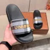 Slipper Sandal Casual Shoes Rubber Slide Luxury Designer Sliders Summer Outdoors Womens Mens Beach Flat Slippers Mule Travel Plaid Sandale B22 Högkvalitativ lyx