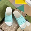 2024 Luxe Designer Damesschoenen Muilezel Platte Bodem Massage Slippers Zomer Dikke Zool Casual Open Teen Mode Damesschoenen Outdoor Antislip Strandsandalen