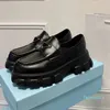 Klänningskor loafers kvinnor designer chunky sneakers plattform skor patent matt svart läder sociala tränare damer casual sko