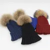 Boinas GZHILOVINGL Big Pompoms Gorro de punto Sombrero para mujeres Hombres Invierno Natural Mapache Piel Sombreros Cálidos Fábrica de China