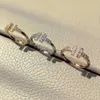 Кольца-кольца Ювелирные изделия Т-образная буква Открытая с украшением из двух бриллиантов Гладкое тело Универсальное модное регулируемое кольцо Fxou H24227