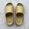 Slide Sandals Foam Slides tofflor Runners Män kvinnor Glödgrön Sand Black Bone White Onyx Cream Slide Sandals Designer Slippers Slipper