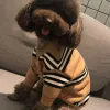 クラシック冬の犬の服猫ベスト小さなセーター豪華なデザイナーペットサプライパピー編み物スウェットシャツCSD2309128の服