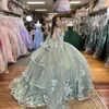 Zielony błyszczący pasek spaghetti quinceanera sukienka 2024 Aplikacje cekinowe koronki Tull z Cape vestido de 15 Quinceaneras