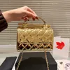 Designer Mulheres Bolsa de ombro de 18 cm de couro brilhante Diamante de diamante verifique hardware dourado fivela de fivela de luxo bolsa de luxo Matelasse