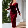 Robes décontractées de base Plus la taille élégante à manches longues en velours robe maigre midi rouge sexy plissée col en V robe de cocktail discothèque vêtements décontractés T240227