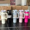 STOCK 40oz Quencher Tumblers Rose Co-marqué Cosmo Parada Flamingo Tasses cadeaux en acier inoxydable avec poignée en silicone Couvercle et tasses de voiture en paille G227