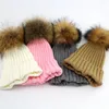 Boinas GZHILOVINGL Big Pompoms Gorro de punto Sombrero para mujeres Hombres Invierno Natural Mapache Piel Sombreros Cálidos Fábrica de China