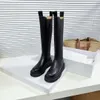 2024 Designer Style britannique Chelsea Bottes Femmes De Luxe En Cuir Véritable Semelle Épaisse Bottes Mi-mollet Femmes Badge En Métal Bande Élastique Slip-On Bottes TP