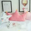 Bonecas de pelúcia bebê brinquedo de pelúcia dos desenhos animados coroa forma travesseiro rosa almofada presente festa de aniversário decoração do quarto menino meninas dormir travesseirosl231117