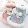 Abbigliamento per cani Cappotto con fiocco Kawaii Piccoli vestiti Colletto di pelliccia di moda Abbigliamento per amore Gatto Dolce Colore caramella Spessore morbido Inverno Prodotti per animali domestici