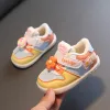 Outdoor Autunno Inverno Nuove scarpe da bambina in pelle Colore bianco giallo Stivali da principessa per bambini Vendita primi camminatori per neonati