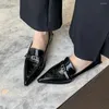Elbise ayakkabıları sivri uçlu kadınlar pompalar ofis düz renkli kemer tokası sığ slip üzerinde 2024 moda düz alçak topuklu şarap kırmızı/siyah
