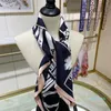 Luxurys Designer Scarf Folderプリントシルクスカーフエレガントな長いツイルショールライトウェイトサンプロテクション絶妙なショール到着タオルすべての季節に適しています