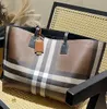 Bolsas de compras sacos de compras de luxo feminino Totes Designer de bolsa 10A Bolsa de moda de primeira bolsa imprimindo bolsa de ombro clássica com pingente pequeno Capacidade de grande capacidade