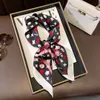 Yeni Tasarımcı İpek Eşarp Kadınlar için 70-70cm Çiçek Lady Dekoratif Kare İpek Eşarp Klasik Mektup Baskı Kafa Başı Başkanı