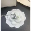 La créatrice de bijoux Vivianes Westwoods Viviennr l'impératrice douairière Anxi est heureusement réunie et le collier Saturne Tiktok n'a aucune trace