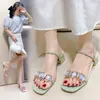 Sandalen Franse luxe voor vrouwen 2024 Dikke hiel diamant ingelegde hoge schoenen met sprookjesstijl twee slippers hakken