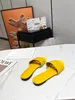 Designer Sandaler tofflor Summer Men Women Shoes Shaped Multicolor Slides Gjuten fotbädd i svart tonalt gummisula med präglad logotyp 1017