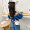 Enfants à la mode avec des lettres personnalisées, niche Internet Celebrity Girl portant un petit sac à bandoulière, sac rond pour accessoires pour bébé, vente en gros d'usine à 75 %