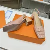 Slingback-Pumps mit eckiger Zehenpartie, Damen-Designer-Schuhe, Slides auf Sandalen, mittlerer Absatz, klobige Absätze, halbe Hausschuhe, Lackleder, elegante Büro-Kleiderschuhe, luxuriöse Gold-Hardware