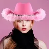 Basker kvinnor västerländsk cowgirl hatt bred brim fedora med fjäder trim ungkarl partitillbehör för slitage