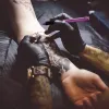 Máquina cutucar e fazer tatuagem de tatuagem tatuagem de tatuagem de mão