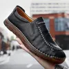 Casual Shoes Men Skórzane mokasyny ręcznie zszyte miękkie oddychające mieszkania Mokasyny napędzające duży rozmiar