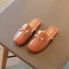 Slipper Girls Slider Fashion Metal Chain Pu Leather Slider Summer Childrens Slider Cover Toe 26-36 Four Color Luxury Girls Sandals J240228