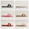 Slides Designer Womens Sandals Sommer Flip Zeh Schwarz Weißgolder Quadrathöfe hohl dicke Ferse Flacher Boden im Freien Strandruhrschuhe 35-41