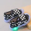 Sandales légères d'été pour enfants en plein air, chaussures pieds nus clignotantes à LED pour bébés garçons, chaussures de plage respirantes et fraîches, sandales en treillis à la mode pour filles